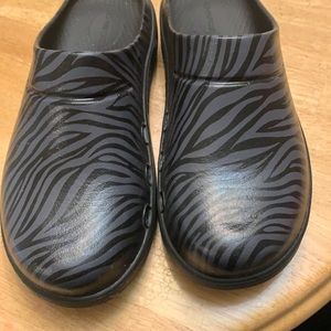 Oofos Clogs
